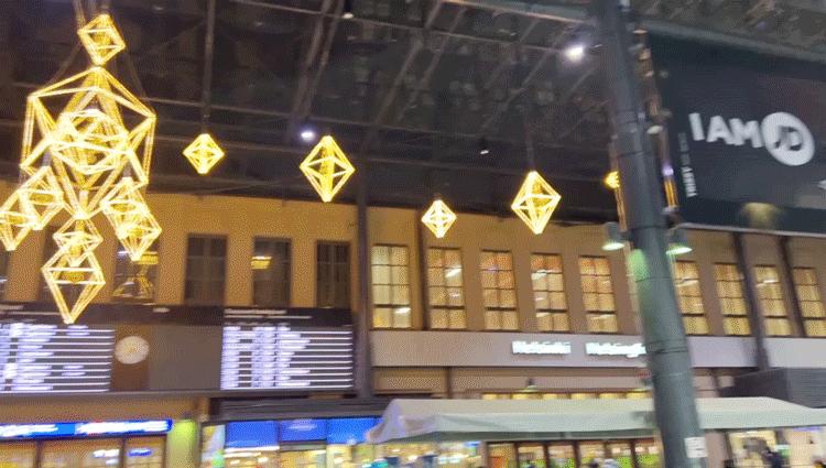 去芬兰看极光，见圣诞老人，路上却丢失行李，差点被锁地牢