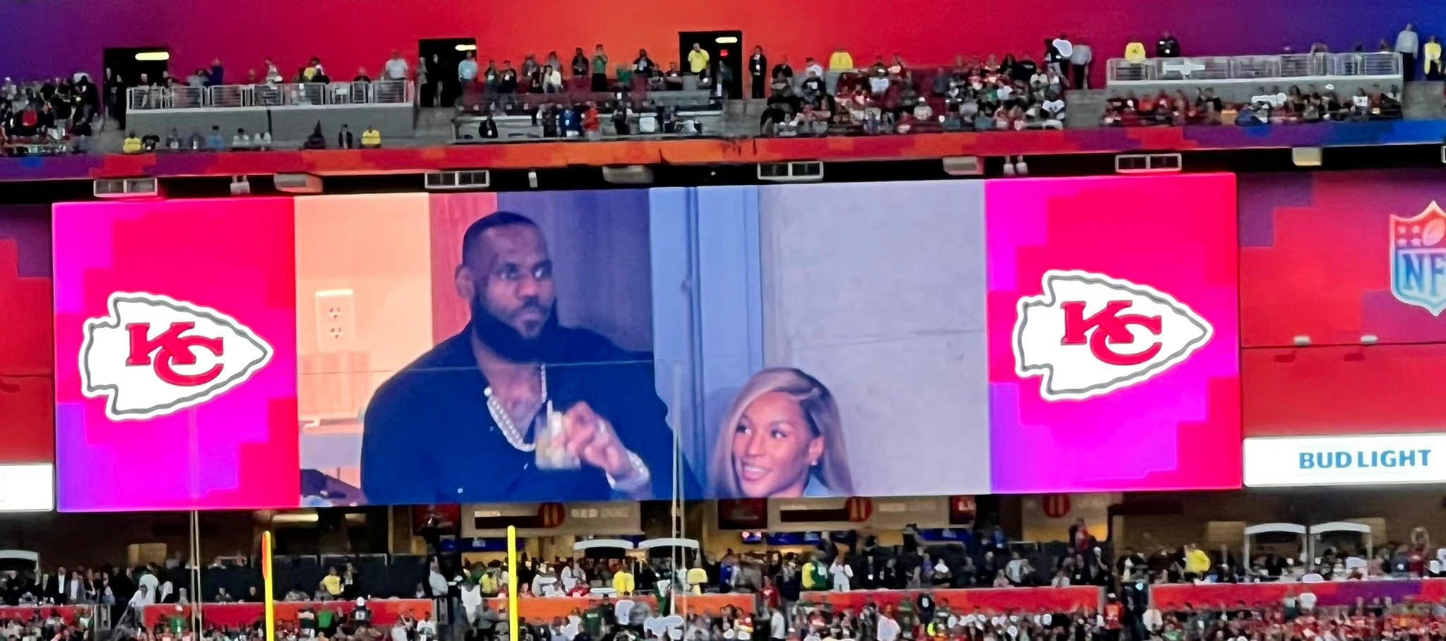 霸气!詹皇超级碗看球被费城球迷抱以嘘声,为自己佩戴王冠回应