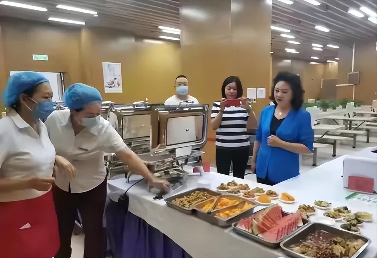 “李少莉事件”持续曝光后，听一小区退休老大爷是如何评价她的