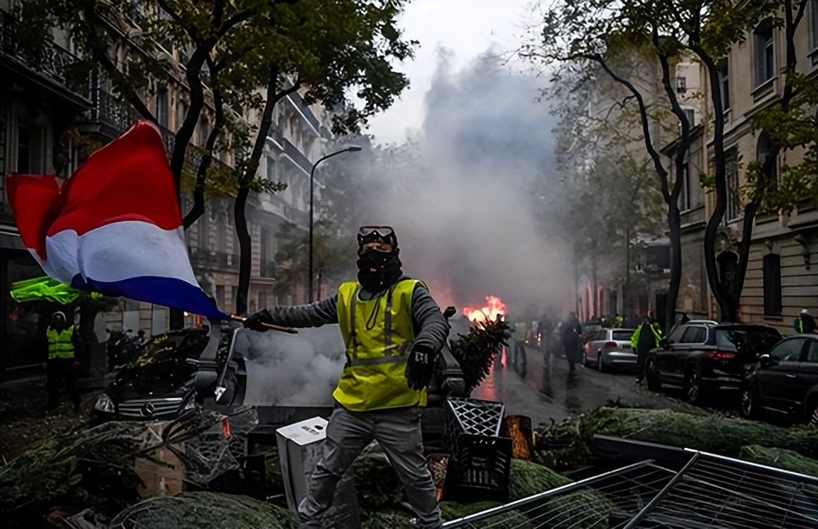 法国骚乱中国公民遇袭,法国士兵卢浮宫外遭持刀袭击