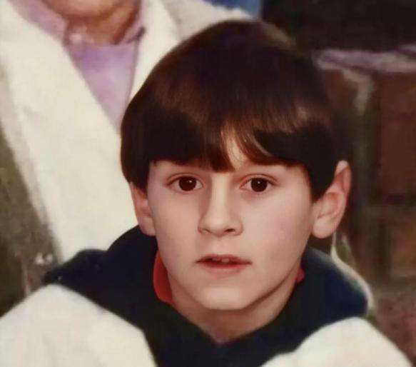 梅西侏儒症的时候踢球是什么样子,梅西成长全记录