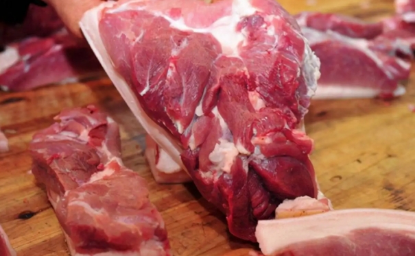 猪肉买深色还是浅色的好 (猪肉为什么有深色和浅色)