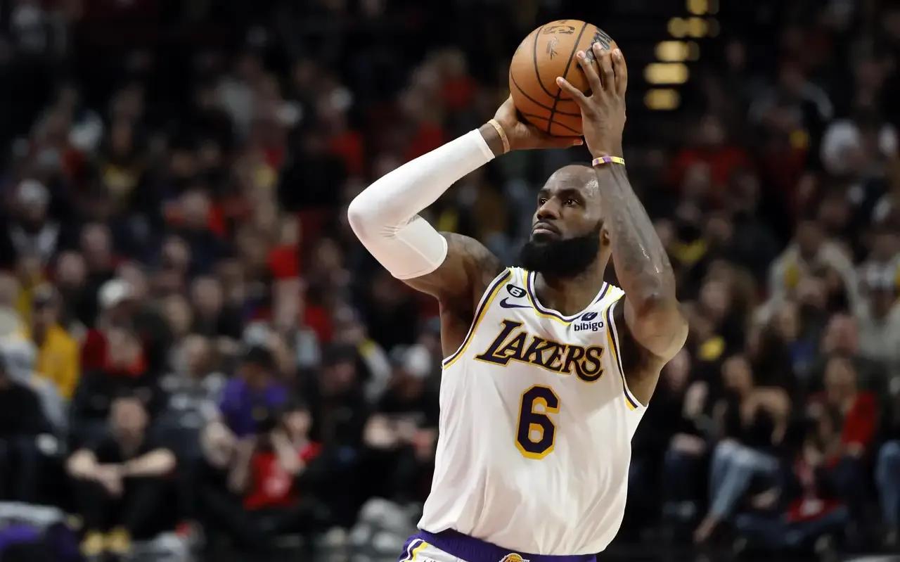 篮球界选梅西还是c罗,体育界c罗跟詹姆斯谁出名