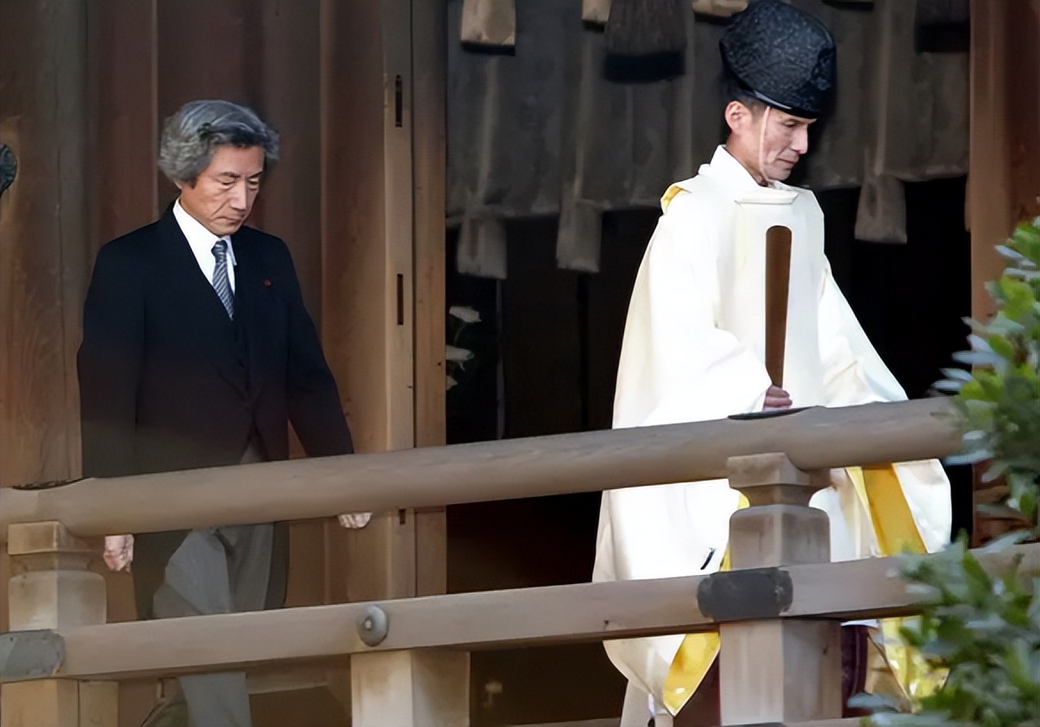 小泉纯一郎参观抗日战争纪念馆,小泉纯一郎2001年访华