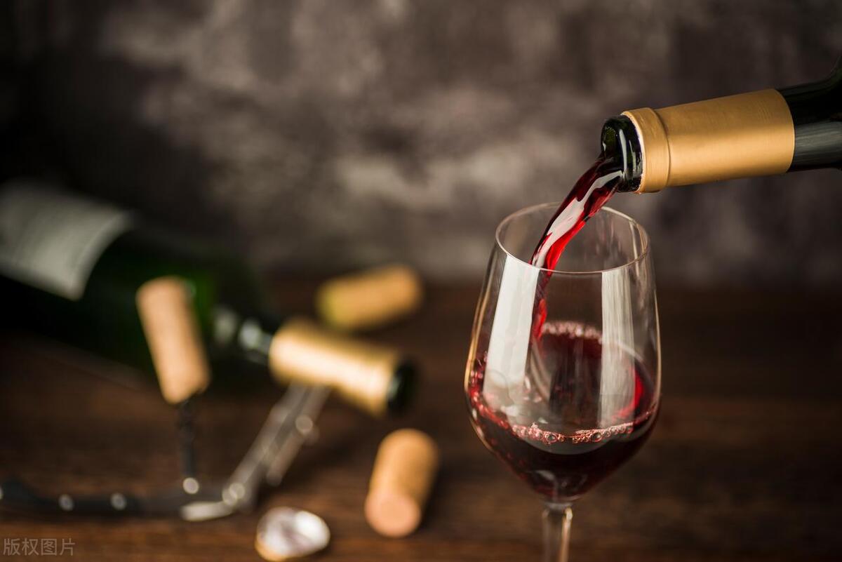 请说出5个法国葡萄酒产区名称,简述中国葡萄酒的主要产区及名品