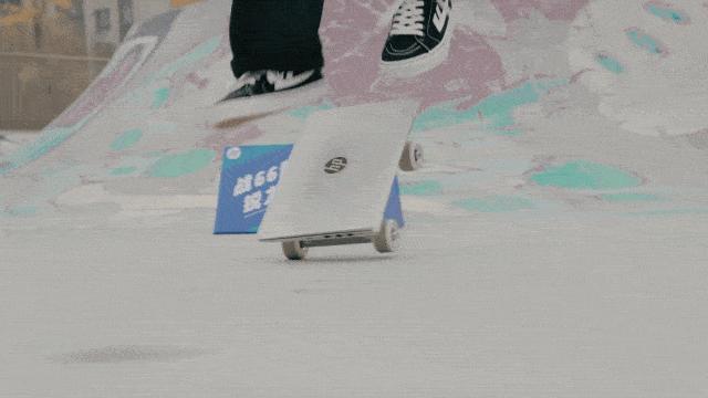 正面硬扛350斤杠铃足球飞射花式滑板，结局看傻了