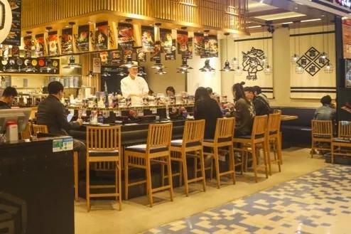 那天下午六点钟，中专时的同学发微信让我安排住宿，我选择了拉黑