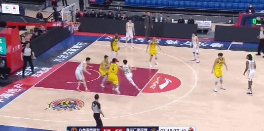 多米尼克琼斯10000分颁奖,制霸内线胡金秋半场砍下16分7篮板