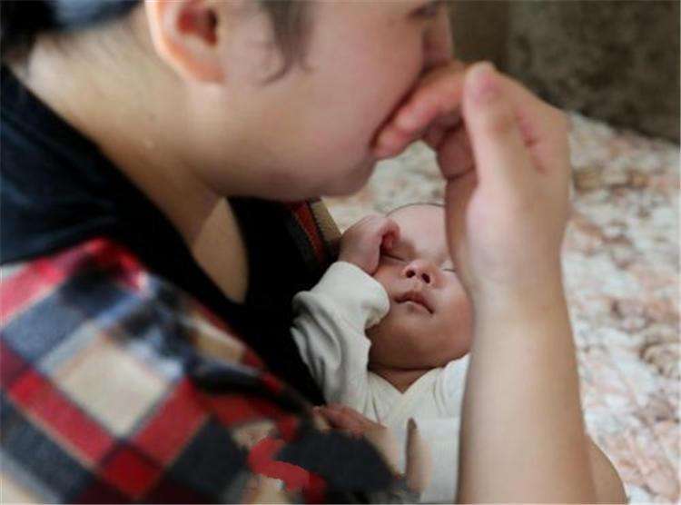 宝宝吃不饱母乳是不够奶水吗,母乳不足是因为奶水少吗