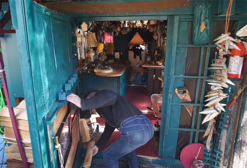 夫妻二人买下海岛过起隐居的生活,夫妻隐居小岛与世隔绝