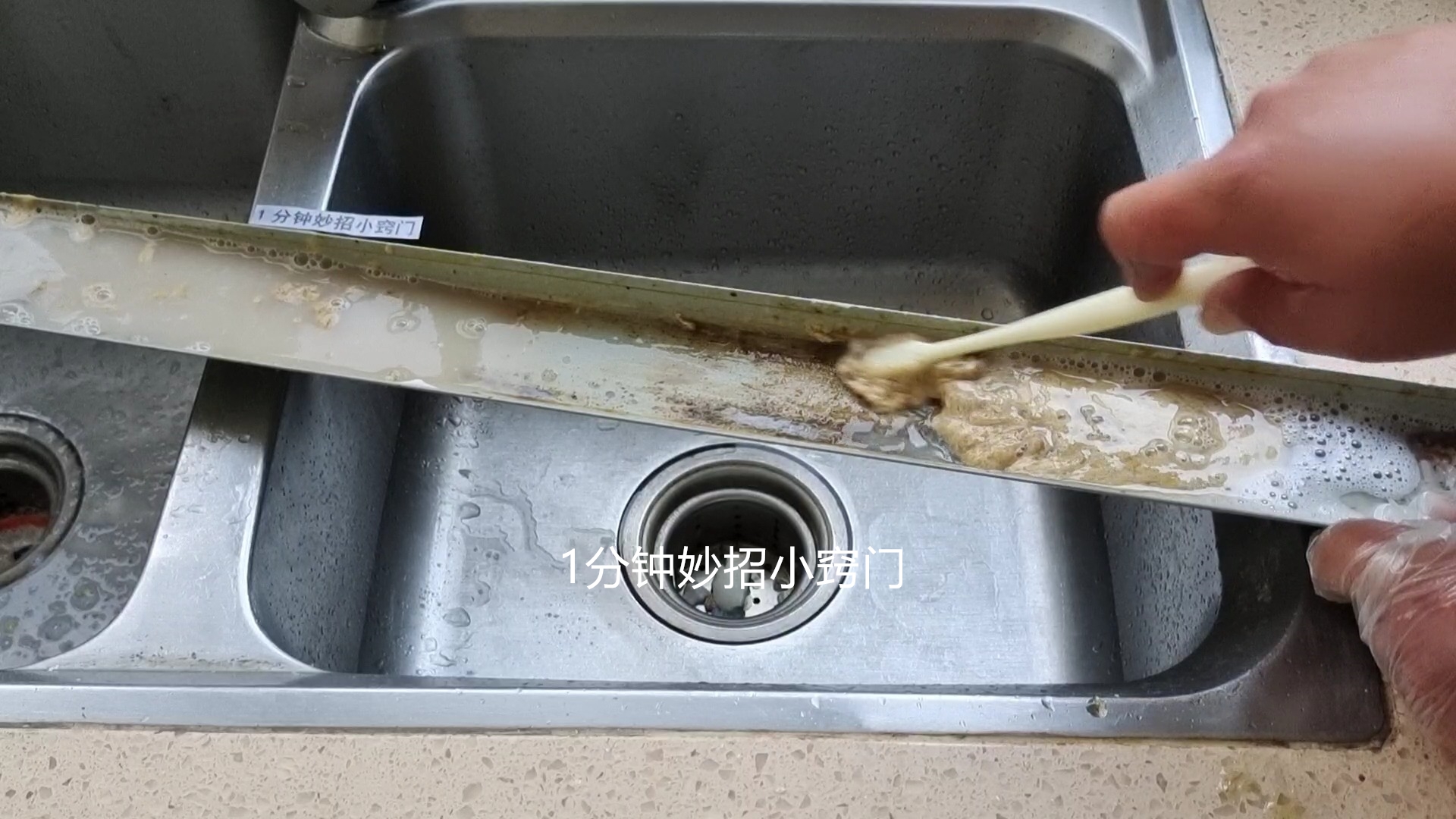 油烟机油盒再脏也不怕,油烟机油盒油垢怎么清洗