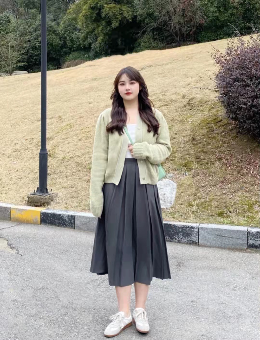 灰色和深咖色百褶短裙搭什么上衣,灰色百褶裙搭配什么上衣高级