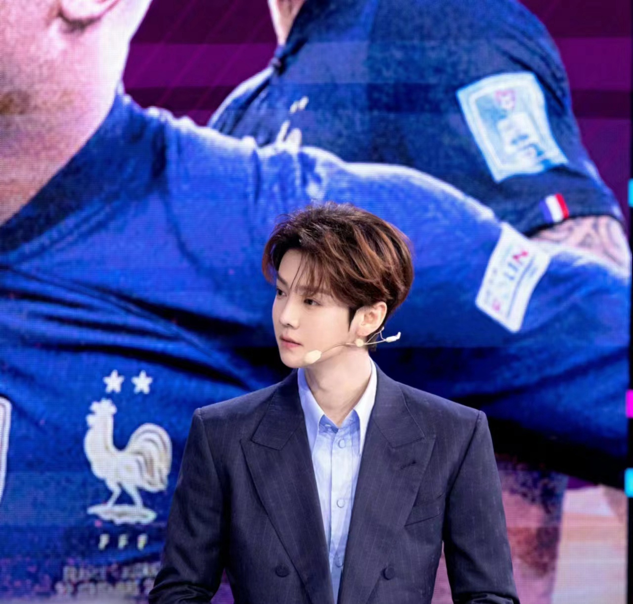 鹿晗蓝色西装世界杯,鹿晗穿西装解说世界杯