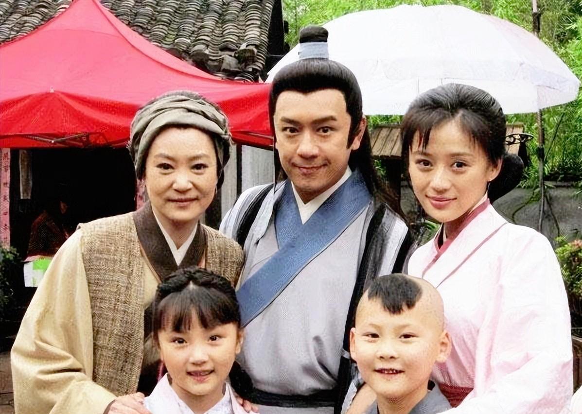 袁姗姗戴帽子参加婚礼,袁姗姗参加弟弟婚礼衣服