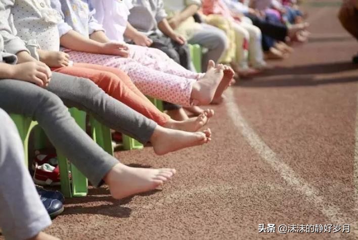 让宝宝光脚好处竟然这么多,让孩子光脚的好处
