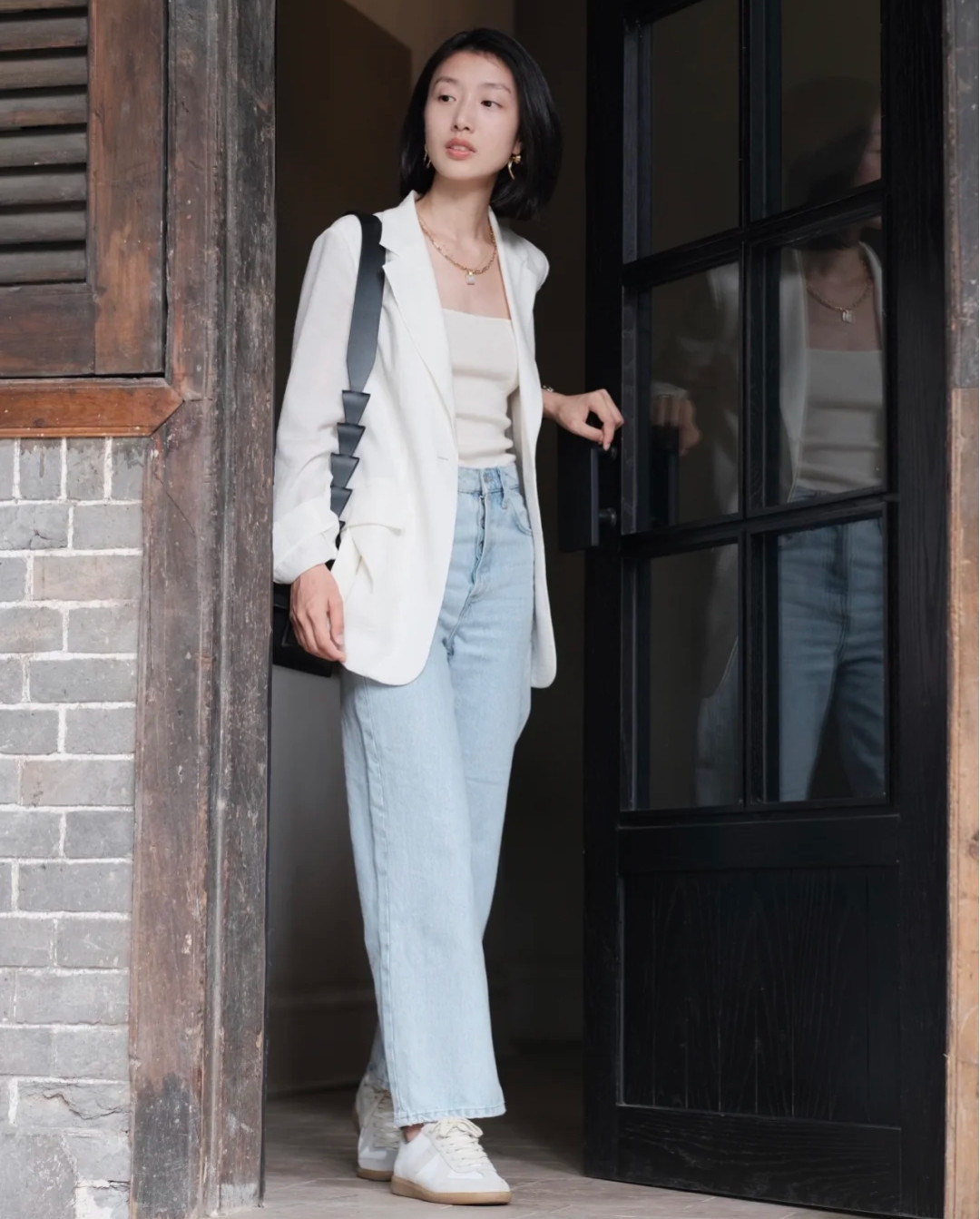 西装一套黑色怎么穿更有气质女,穿西装好看的女人日常穿什么好看