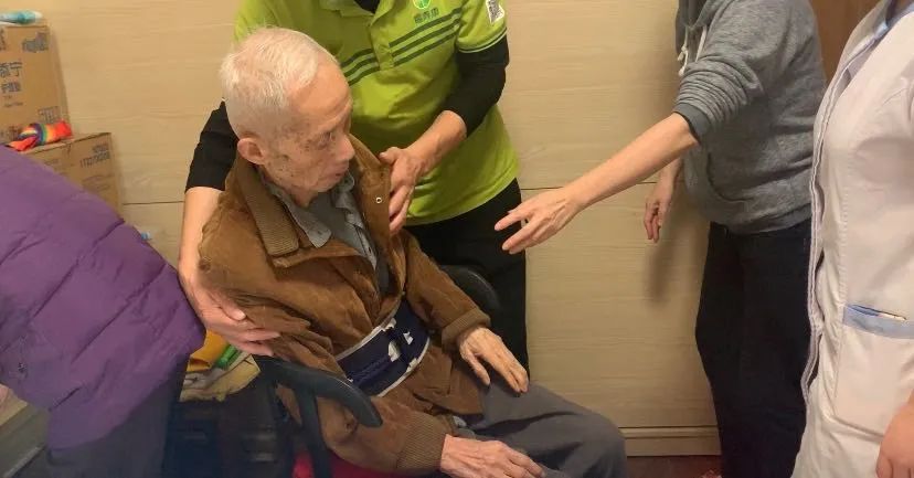 给老人洗澡一年没洗,为老人洗一次澡