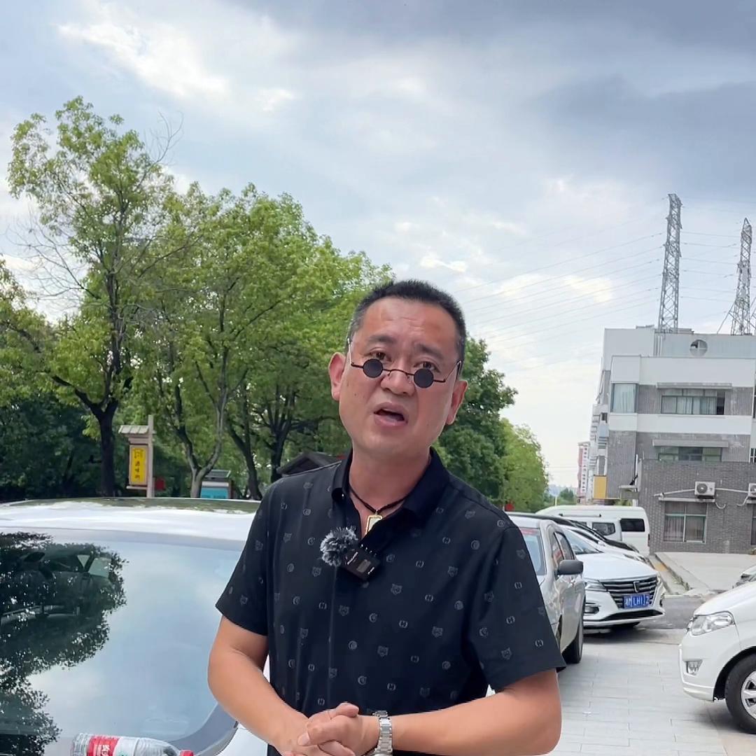 父母的爱是最无私的，他给你的车不一定是最好的，但，那是...