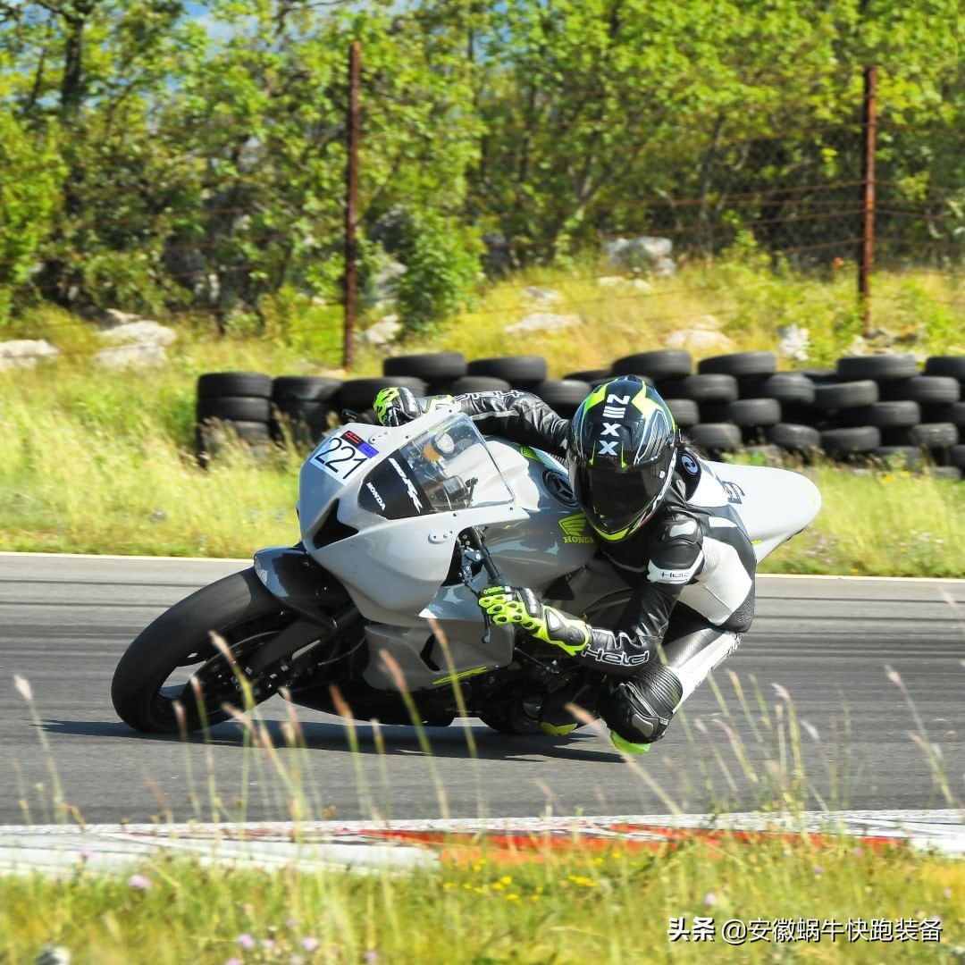 不再被“挡泥板”的名称束缚，女骑士也有专属于自己的高光时刻