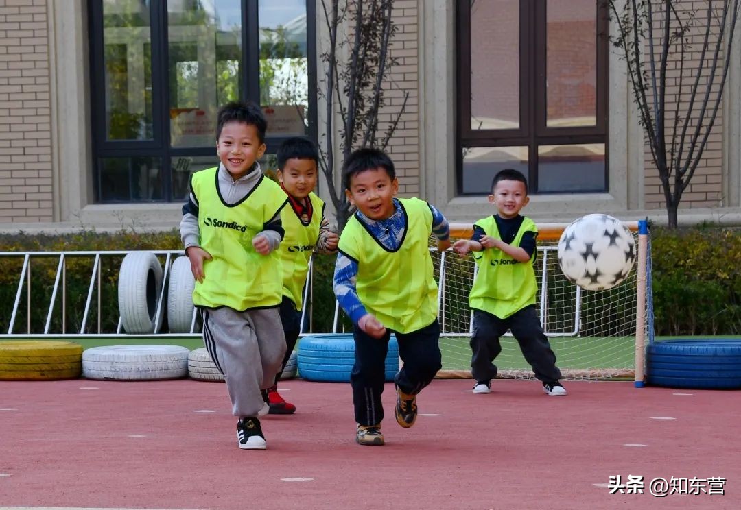 最美幼师和可爱的小朋友们,最美幼教男老师台下领舞