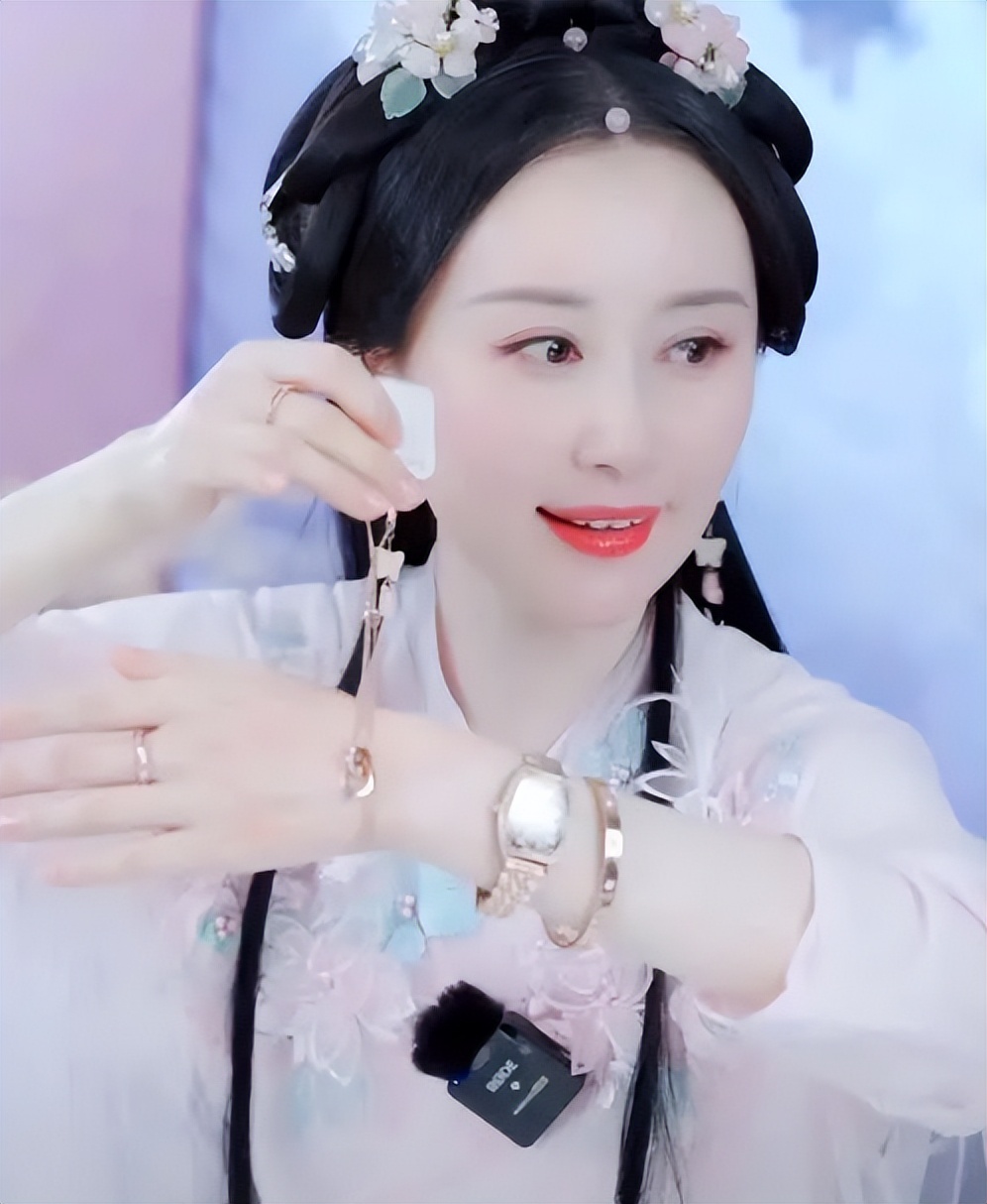 把戏子捧上天，四年赔光63亿，华谊兄弟大裁员背后，是娱圈的悲哀