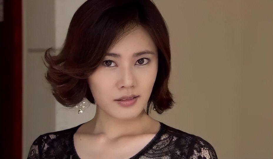 “只讲英文”李安琪：嫁*小鹏李**13年，从不说中文，哪来的优越感？