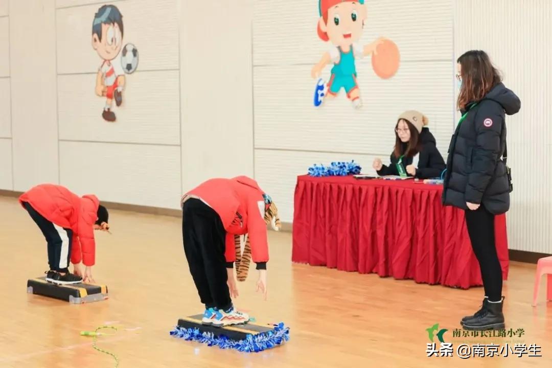 南京市长江路小学一年级开展“畅畅笑笑”乐评园活动