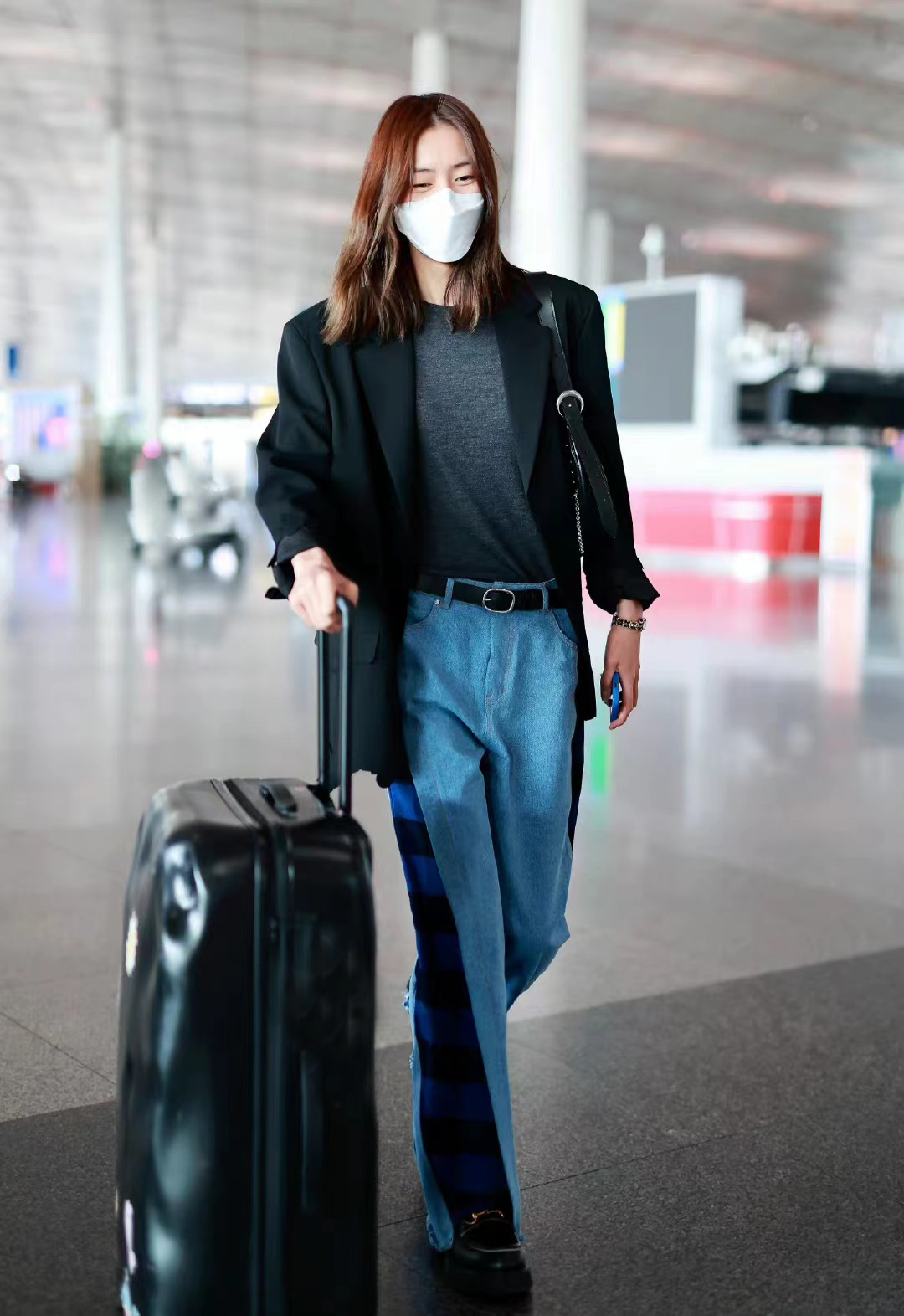 刘雯穿全黑色服装休闲又帅气,刘雯缎面连体裤造型酷飒十足