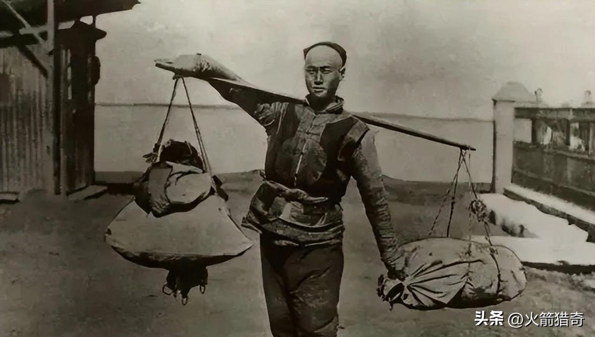 毁三观:旗人格格大腿岔开豪放洗衣,地主三妻四妾不输女明星2