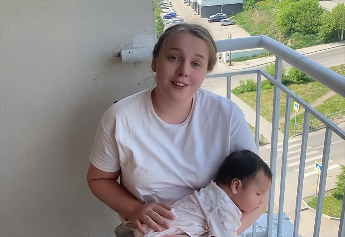 俄罗斯美女嫁给东北3婚男人，夫妻恩爱，网友感慨：他太幸运了