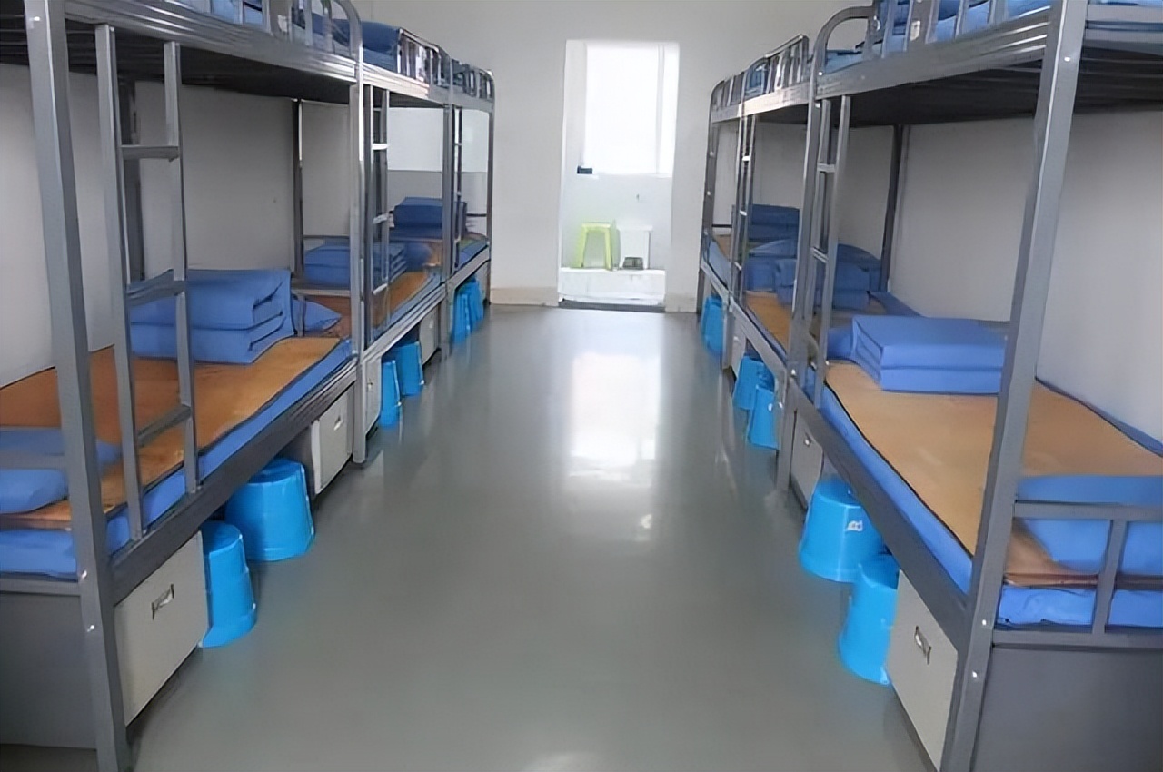 监狱里面的住宿生活,看守所服刑人员住宿标准