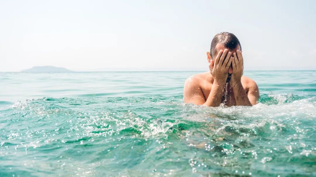 游完泳眼睛红用什么眼药水,游完泳眼睛感染