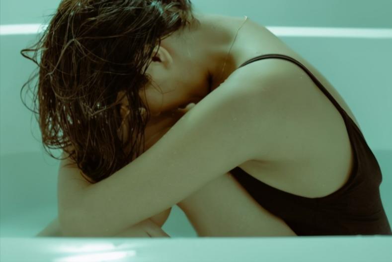 被迫或自愿，那些*光脱**衣服裸贷的女孩们，最后都怎么样了？