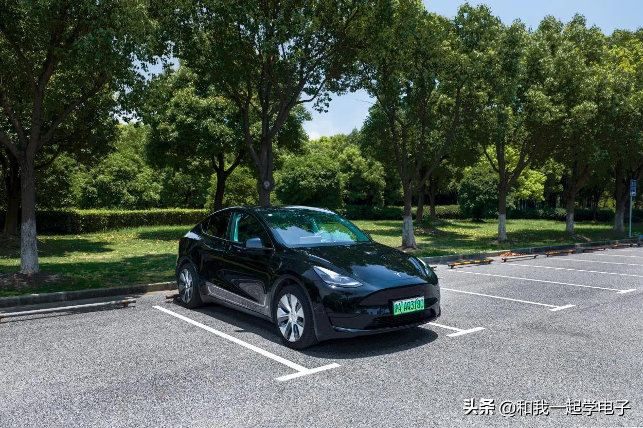 30万买纯电SUV还在看ModelY？蝉联销冠的智己LS7了解一下！