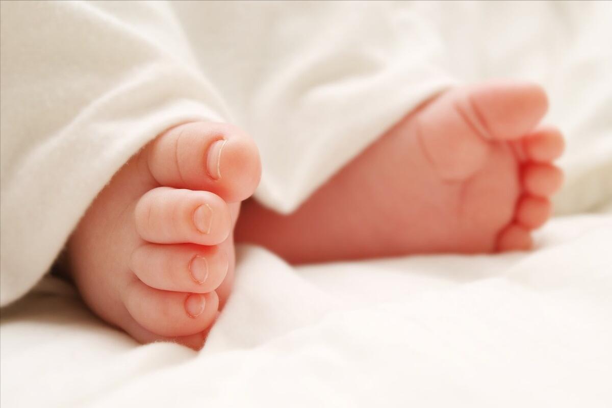 宝宝的身体很热头部不热,热天宝宝踢被子不盖会不会感冒