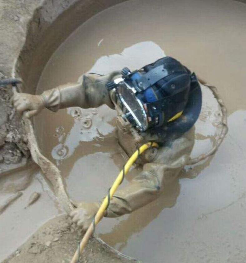 打桩机水鬼捞钻头3d演示,为什么打桩机一定要人下水里面捞