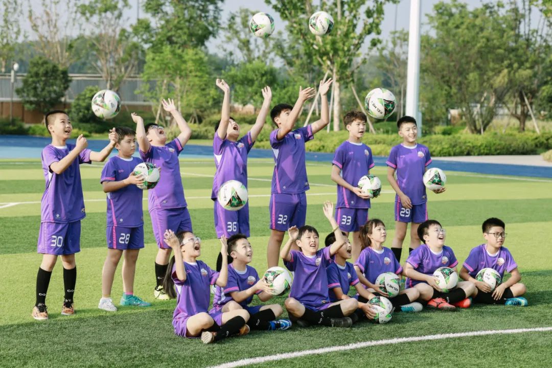 刚入足球队,刚入门踢球