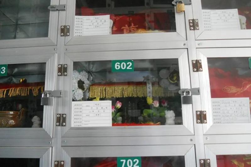 殡仪馆的骨灰无人认领会怎么处理,殡仪馆无人认领骨灰公布