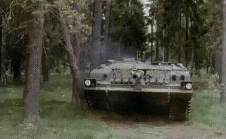 俄乌坦克近距离决斗场面,俄军坦克近距离一炮打爆乌军坦克