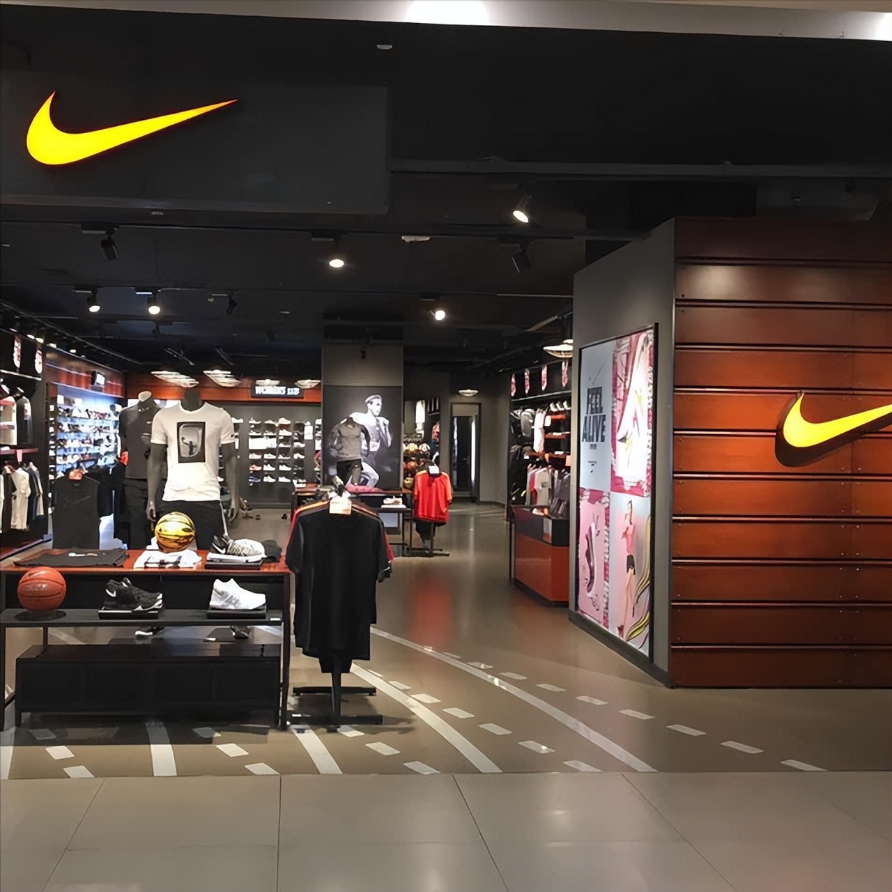 暴跌8000个亿，仓库堆积如山！爆火的耐克，被国内消费者抛弃？