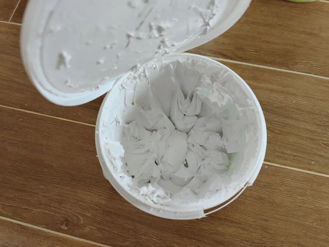 天花与墙边开裂如何修补,天花裂缝导致腻子层开裂怎么办