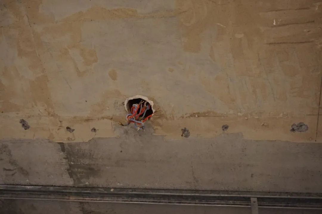 楼上漏水保修期8年未到属谁负责,楼上防水导致漏水谁赔偿