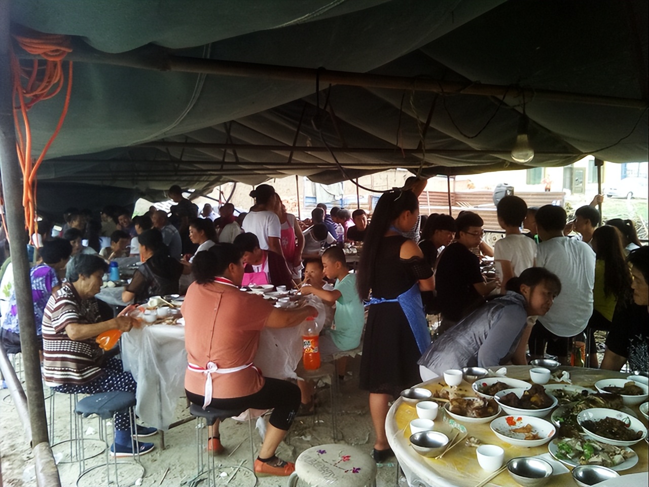 05年河南一博士与失足女交易，因临走一句话，被6名同伙当街打死