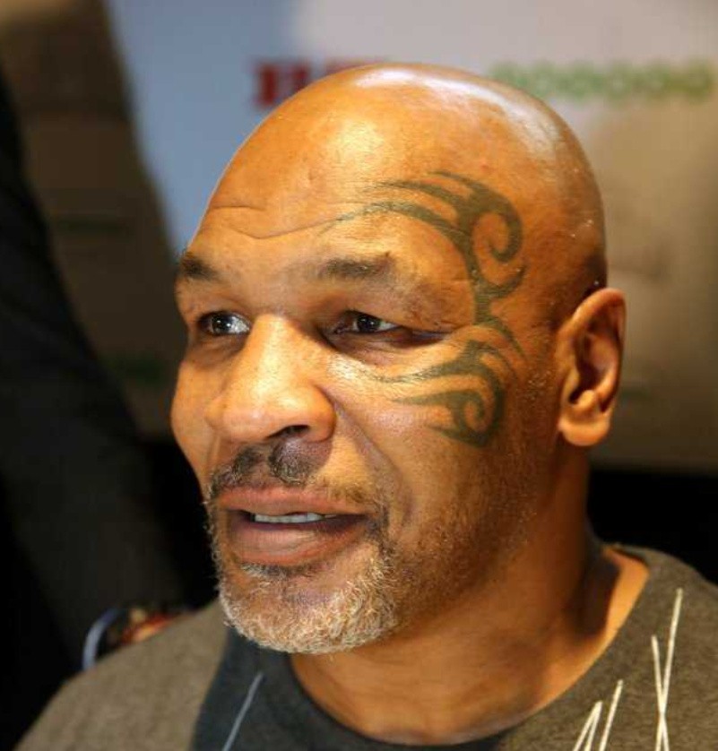 2006年，拳王泰森来华瞻仰毛主席遗容，坦言：在他面前，我很渺小