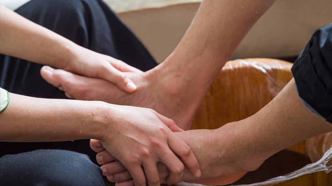 脚后跟干裂一般都是什么原因,脚后跟严重干裂是什么原因导致的