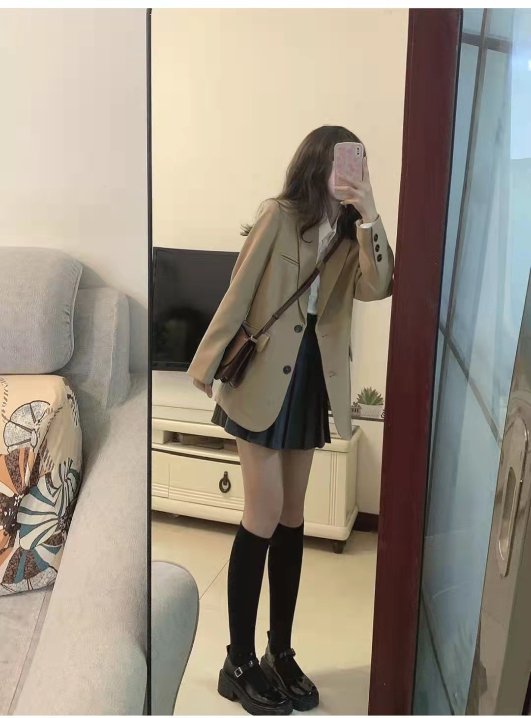 灰色和深咖色百褶短裙搭什么上衣,灰色百褶裙搭配什么上衣高级