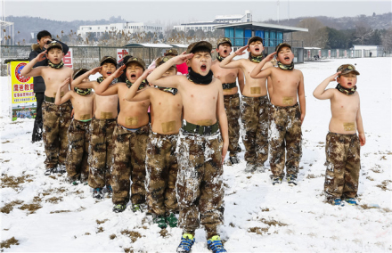 10年前被父母逼迫雪地里奔跑男孩,11年前被父母逼零下10度跑的男孩