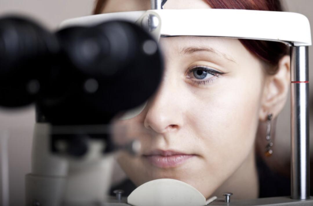 染发后，她“泪流满面”地走进眼科诊室