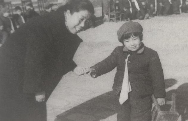 1952年*颖超邓**生病,周恩来去颐和园看望她,提醒卫士:一定要买票