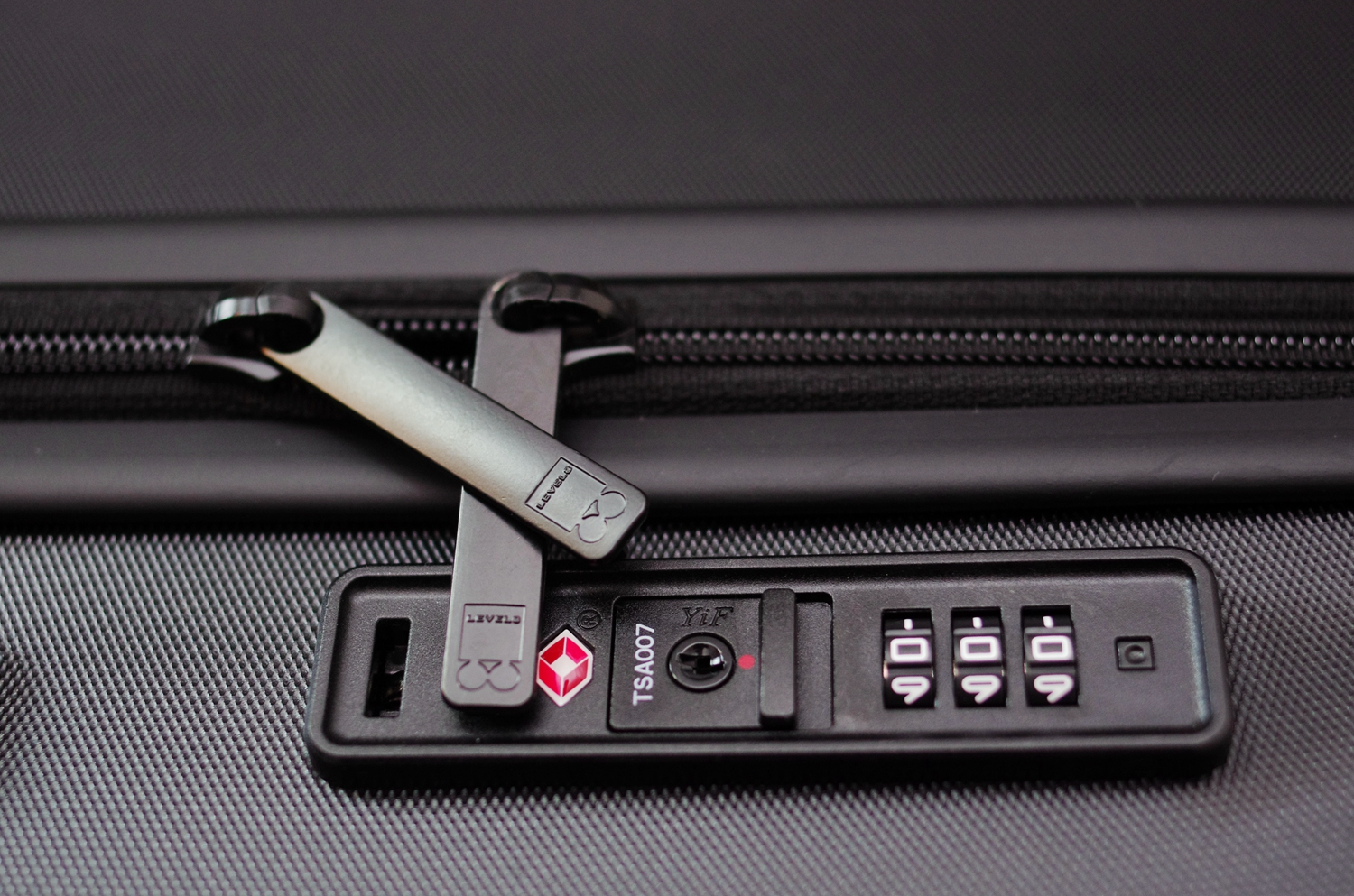 小型行李箱手提实用,重量轻且收纳量大可坐的行李箱